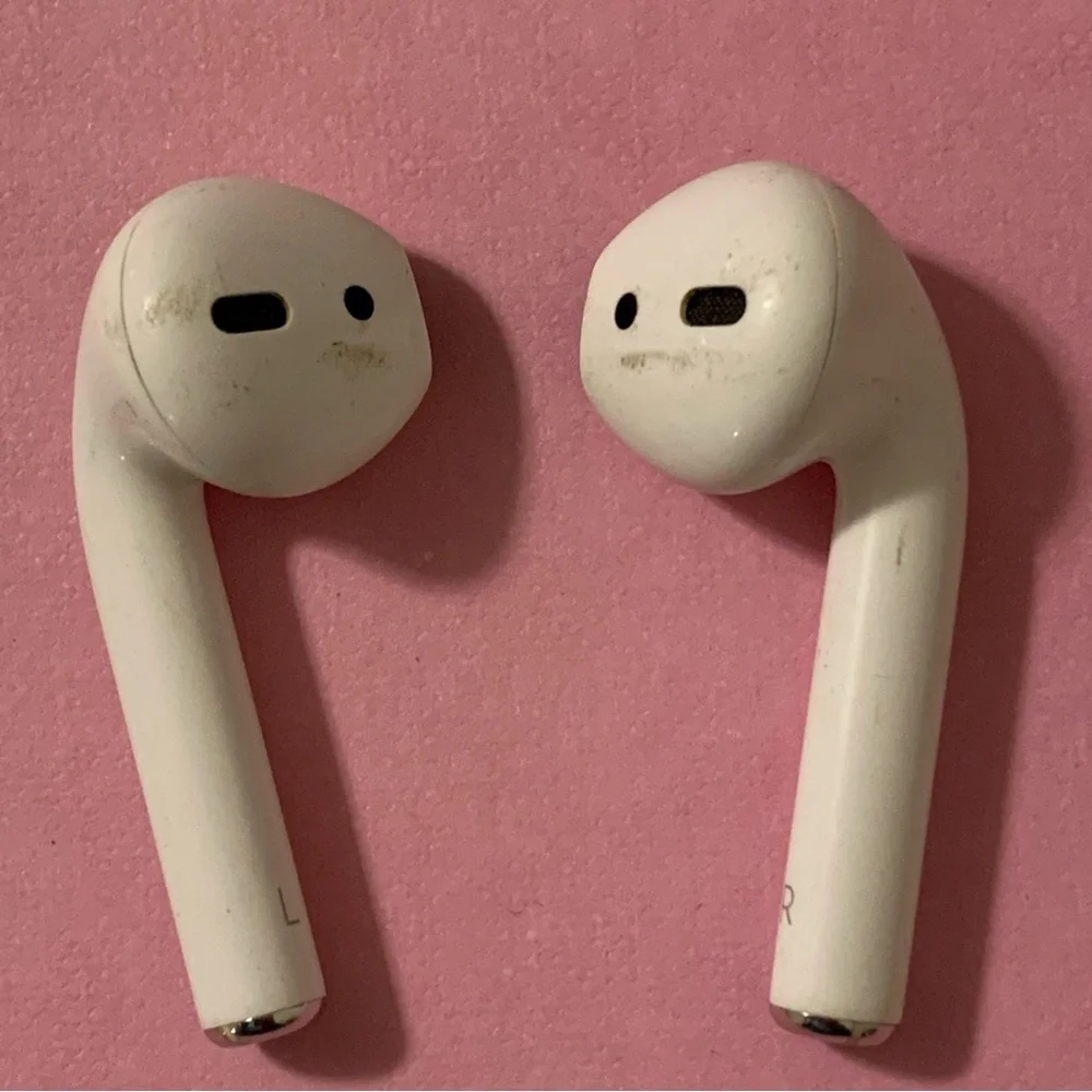 Apple AirPods 1st Generation In-Ear Headsets with Charging Case - White